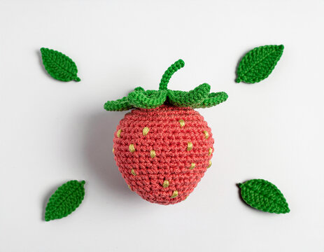 Morango amigurumi croch&ecirc; fruta fundo branco