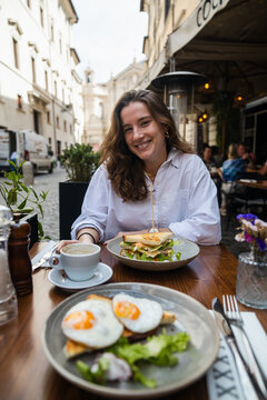 Savoring the slow morning rhythm of a Roman street caf&eacute;
