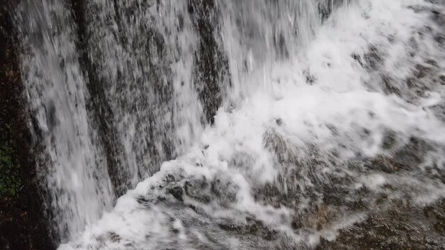 流れ落ちる水が描く川の滝の爽やかな景観