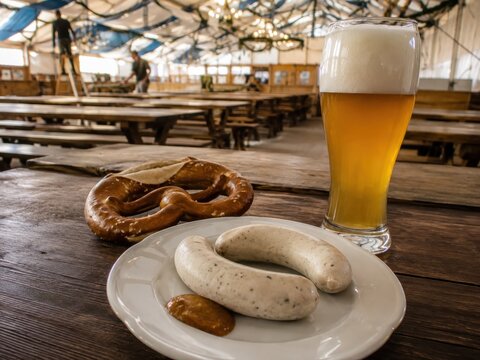 Wei&szlig;wurstfr&uuml;hst&uuml;ck mit Brezel, s&uuml;&szlig;em Senf und Wei&szlig;bier am fr&uuml;hen Morgen &ndash; Die klassische bayerische Mahlzeit steht f&uuml;r Genuss, Gem&uuml;tlichkeit und gelebte Tradition.