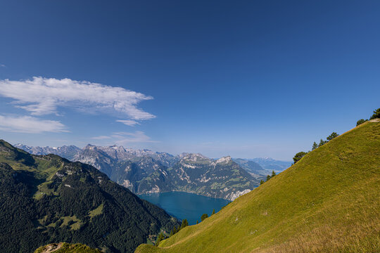 Gratwanderung Stoos &ndash; Auf dem Weg zum Fronalpstock mit Blick auf See und Berge, Kanton Schwyz, Schweiz