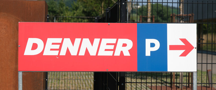 Denner Discounter Logo auf Hinweis Schild zu gratis Parkplatz w&auml;hrend dem Einkaufen, Regensdorf 2.8.2026
