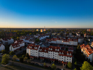 Osiedle z czerwonymi dachami i panorama Leszna w świetle złotej godziny © Vladyslav Riadov