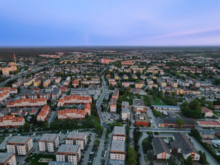 Rozległa panorama Leszna z lotu ptaka pod pastelowym niebem o zmierzchu © Vladyslav Riadov