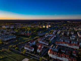 Panorama dzielnic Leszna, kościoła i głównej ulicy o złotej godzinie © Vladyslav Riadov