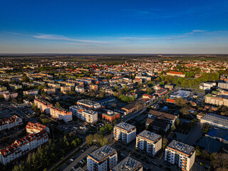 Panorama Leszna z lotu ptaka w ciepłym świetle wieczornego słońca © Vladyslav Riadov
