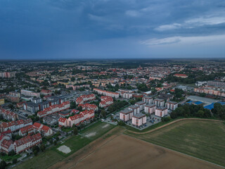 Panorama Leszna i osiedli mieszkaniowych przed burzą z lotu ptaka © Vladyslav Riadov