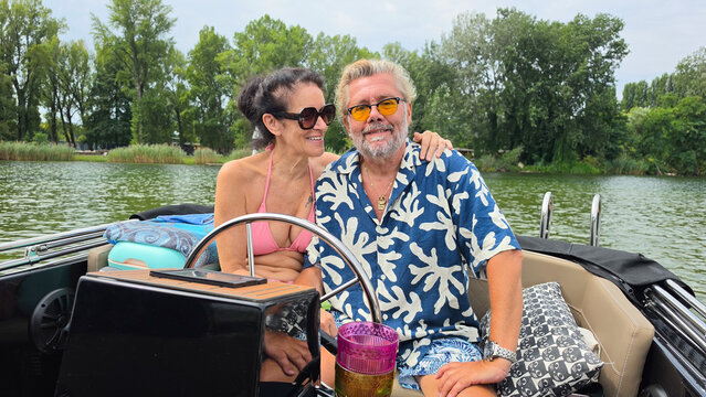 verliebtes Paar am Boot 