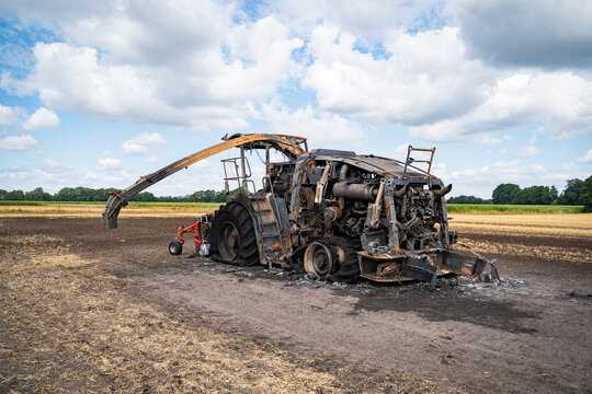 Ausgebrannter Feldh&auml;cksler nach Brand w&auml;hrend der Strohbearbeitung auf dem Acker.