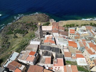 Sardynia - Włochy Castelsardo miasteczko na wzgórzu z charakterystycznym zamkeim na górze. Zdjęcie zrobione dronem z powietrza. Zamek, twierdza, wzgórze, morze, stare miasto © Konrad