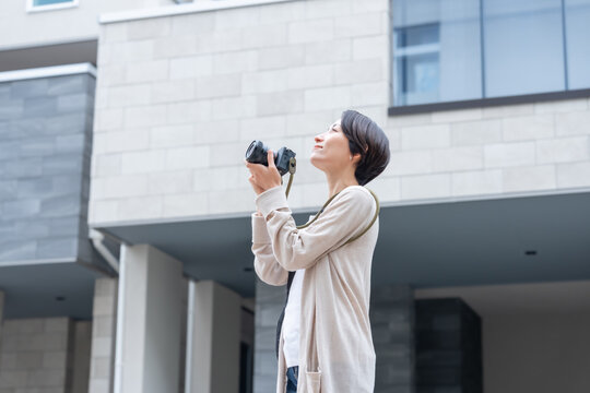 写真を撮る女性