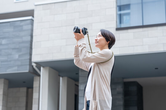 写真を撮る女性