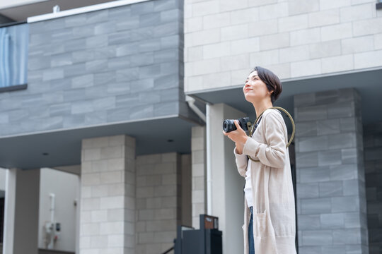 写真を撮る女性