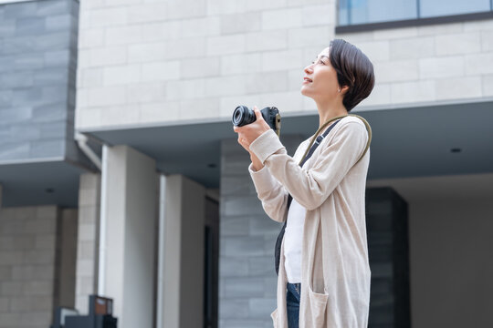 写真を撮る女性