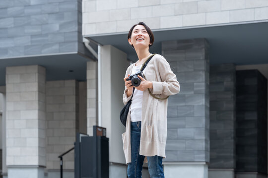 写真を撮る女性