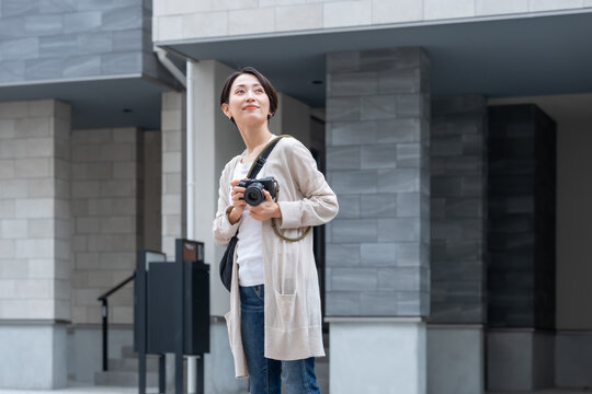 写真を撮る女性