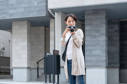 写真を撮る女性