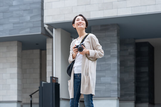 写真を撮る女性