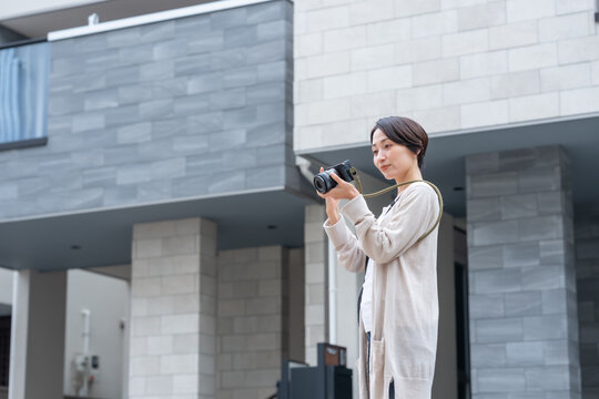 写真を撮る女性