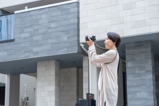 写真を撮る女性