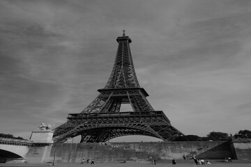 Obraz premium Vue en contre-plongée de la Tour Eiffel depuis le Champ-de-Mars à Paris en France