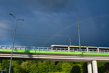 Pędzący estakadą tramwaj z tęczą w tle © Krzysiek Cegiełka