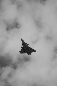 Avion de chasse Rafale en vol dans un ciel nuageux