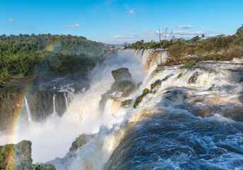 Turbulent Cascades and Rock Pinnacles at the Brink of Iguazu Falls © Arakawa27