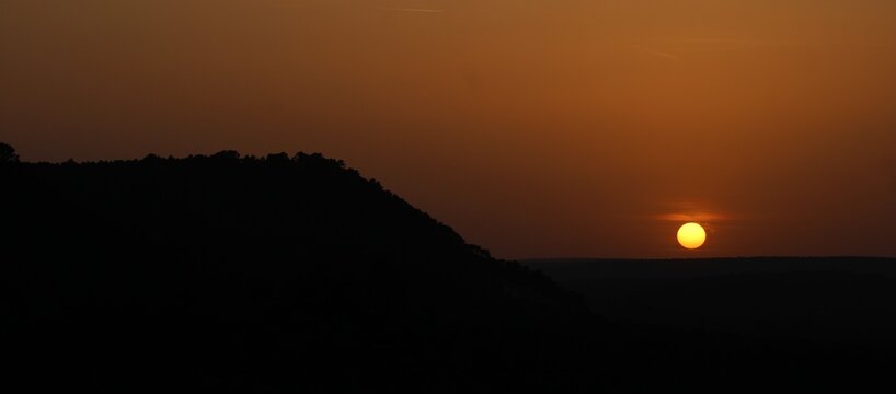 Fotograf&iacute;a de paisaje al atardecer apta para ilustraci&oacute;n editorial, dise&ntilde;o gr&aacute;fico, decoraci&oacute;n y contenido en redes sociales.