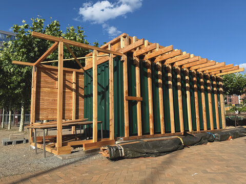 Upcycling eines Seecontainers durch Holzverkleidung