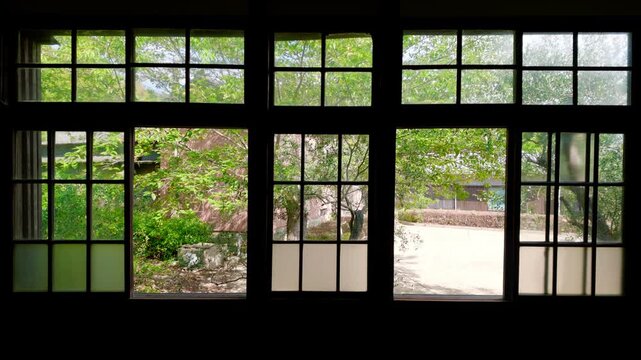 風が吹き込む学校の窓と緑の木々　夏の教育風景