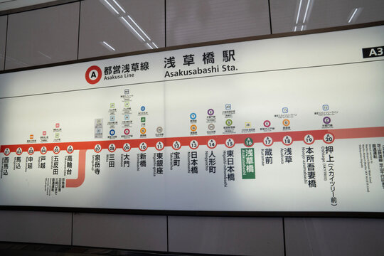地下鉄の駅構内に掲示されている都営浅草線の路線案内図