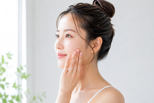 頬に触れる美容イメージの女性
