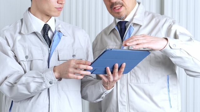 タブレットを使って現地調査をする作業員