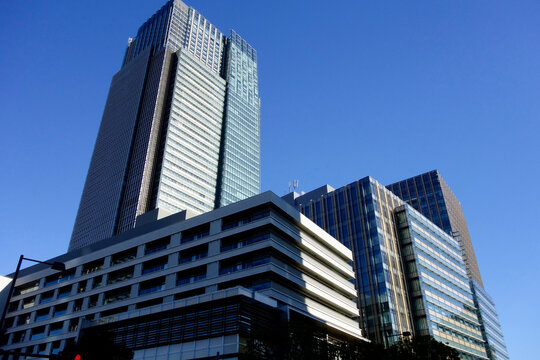 建物の抽象的で近未来的な東京銀座の現代建築