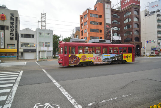 日本高知県，2020 年11月19日：高知市の二路線上下左右で運行されてるに路面電車