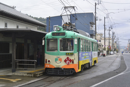 日本高知県，2020 年11月19日：高知市の二路線上下左右で運行されてるに路面電車
