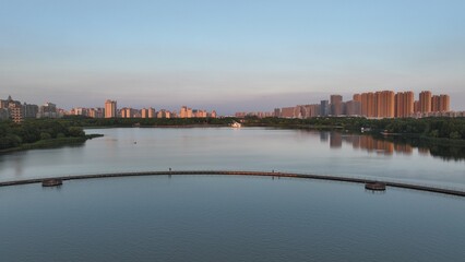 Fototapeta premium Aerial View of Urban Lakefront Skyline at Sunset