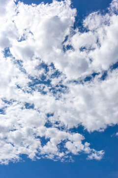 夏の青空に浮かぶ細かい白い雲