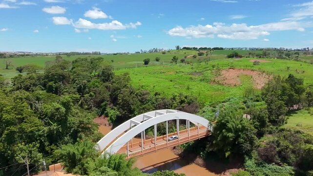 Filmagem a&eacute;rea da Ponte do Arco sob o Rio Parana&iacute;ba em Patos de Minas, Minas Gerais