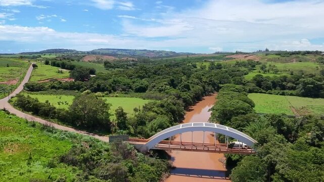 Filmagem a&eacute;rea da Ponte do Arco sob o Rio Parana&iacute;ba em Patos de Minas, Minas Gerais