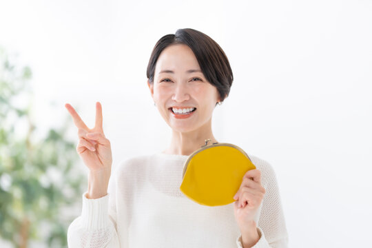 財布を持つ女性