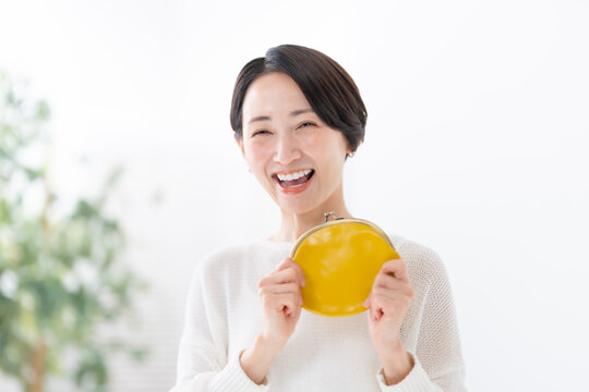 財布を持つ女性