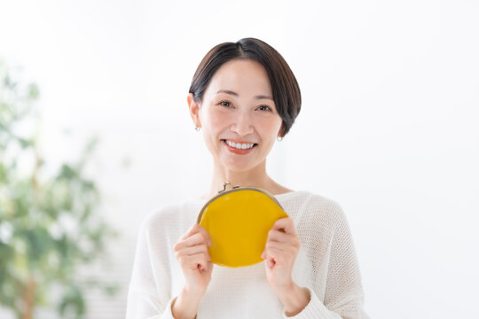 財布を持つ女性