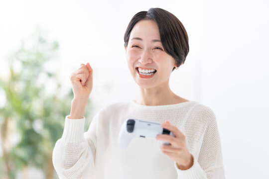 ゲームをする女性