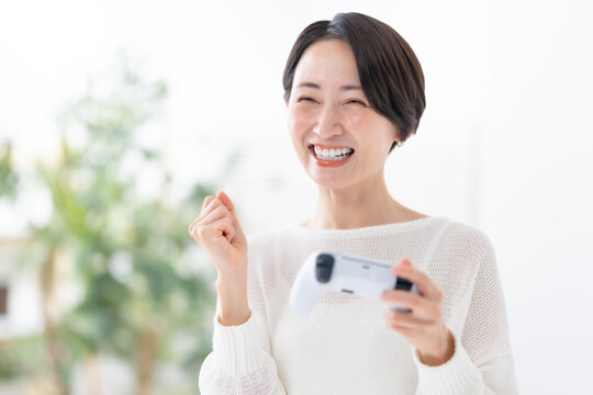 ゲームをする女性