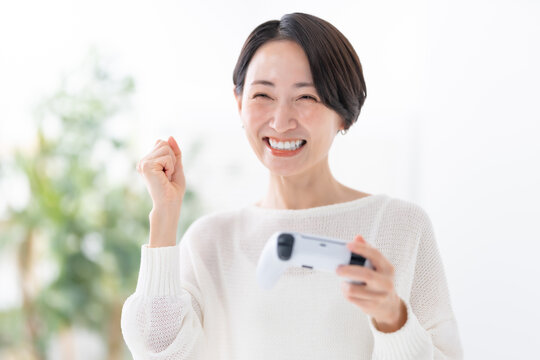 ゲームをする女性