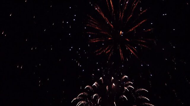 夜空を鮮やかに染める打ち上げ花火
