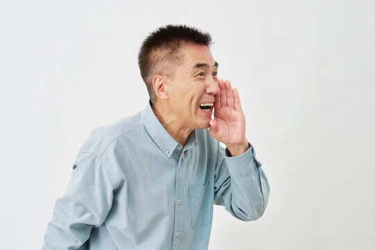 白背景で応援する男性　右向き