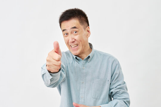 白背景でグッドサインの男性